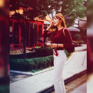Seo Yeong Instagram - 빤니와 봄❣️ 봄되면 신소이랑 꽃들고 뛰댕겨야지~ 남편아 우리 잡아바랑~~~하면서ㅋ 생각만으로도 너무 좋구나 얼씨구 #최강한파 #한달에한번씩한파가오냐 #2주뒤면입춘이다 #겨울낄끼빠빠해라 #추억의봄 #oneday