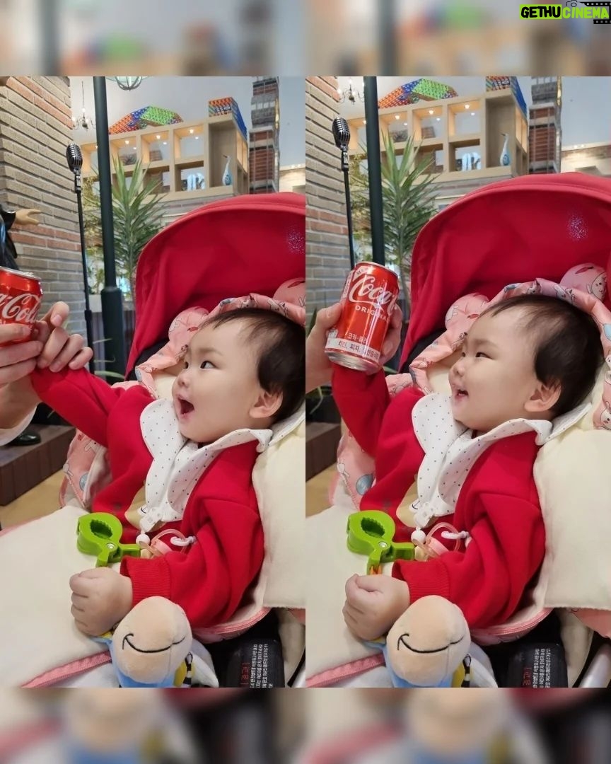 Seo Yeong Instagram - 남편과 둘이었으면 이 한파를 뚫고 절대 나가지 않았겠지만...😂 상숙언니가 직접 떠준 소이 모자 부럽🤎 우리 소이 두번째 미리크리스마스❤️ 내일은 산타...아... P.s 여보 잘해내자ㅋㅋㅋ #큰행사 #아주큰행사 #와즐겁다 #와하하하하하하하하하하하하하하하하하하하하하하하하하하하하하하하하하하하하하하하하하 #merrychristmas🎄