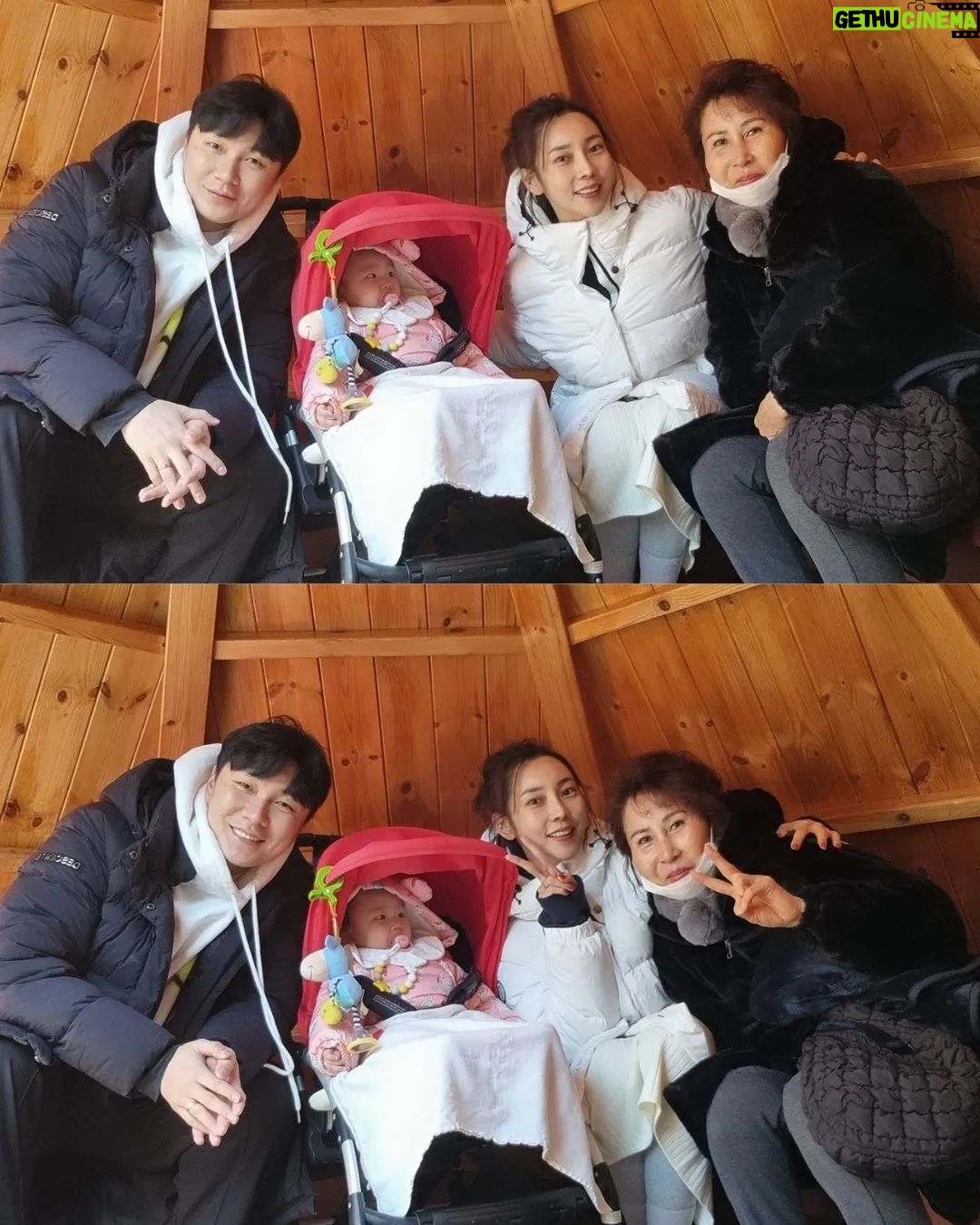 Seo Yeong Instagram - 남편과 둘이었으면 이 한파를 뚫고 절대 나가지 않았겠지만...😂 상숙언니가 직접 떠준 소이 모자 부럽🤎 우리 소이 두번째 미리크리스마스❤️ 내일은 산타...아... P.s 여보 잘해내자ㅋㅋㅋ #큰행사 #아주큰행사 #와즐겁다 #와하하하하하하하하하하하하하하하하하하하하하하하하하하하하하하하하하하하하하하하하하 #merrychristmas🎄