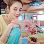 Seo Yeong Instagram - 1. 나,신소이,김말리의 산장라이프. 2. 엎드려뻗쳐하고 있는 신소이찾기. 3. 고단한 애개육아. 4. 말리가 좋은 소이와 그런 소이가 개부담스러운 김말리. 5. 소보루빵이 되가는 김말리. 6. 지켜보고 있다.(엄마도 화장실 좀 가자🔥) 나도 집있는데... 집에 가서 엽떡먹어야하는데... 피곤한 산장🔥🔥🔥 #여보빨리와 #허리두동강나기직전 #애개육아 #합쳐서15키로 #2023끝자락 #haveaniceweek Jisan Forest Ski Resort, 지산포레스트리조