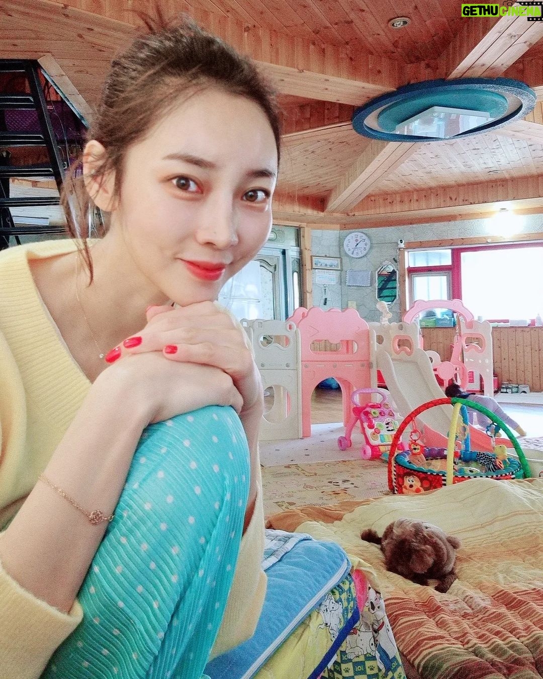 Seo Yeong Instagram - 1. 나,신소이,김말리의 산장라이프. 2. 엎드려뻗쳐하고 있는 신소이찾기. 3. 고단한 애개육아. 4. 말리가 좋은 소이와 그런 소이가 개부담스러운 김말리. 5. 소보루빵이 되가는 김말리. 6. 지켜보고 있다.(엄마도 화장실 좀 가자🔥) 나도 집있는데... 집에 가서 엽떡먹어야하는데... 피곤한 산장🔥🔥🔥 #여보빨리와 #허리두동강나기직전 #애개육아 #합쳐서15키로 #2023끝자락 #haveaniceweek Jisan Forest Ski Resort, 지산포레스트리조