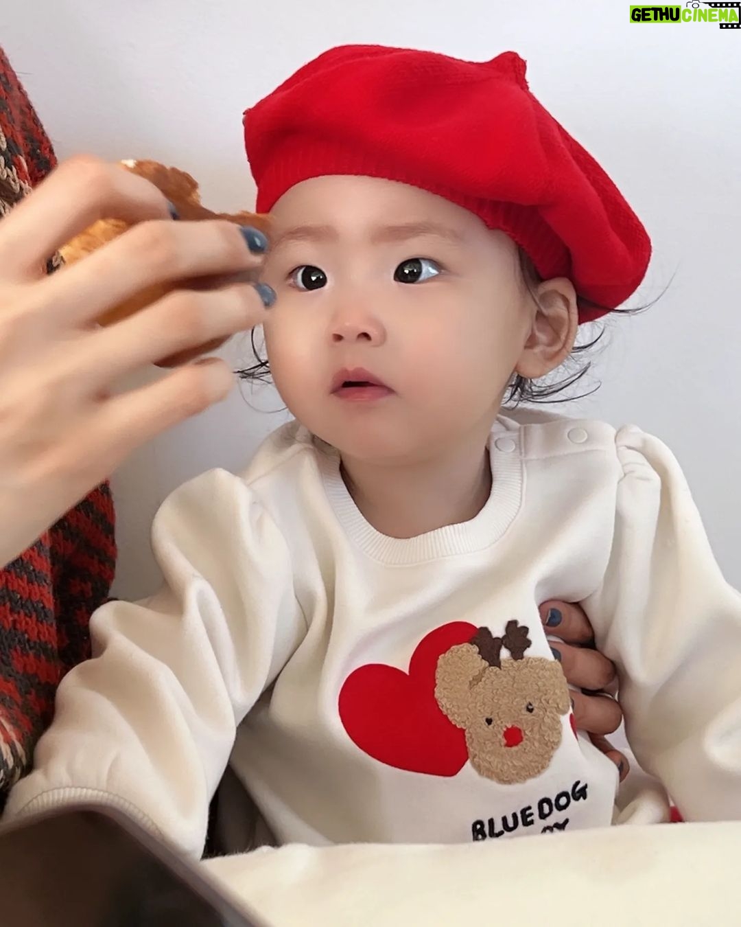 Seo Yeong Instagram - 급격히 떨어진 기온, 제일 싫어하는 눈쓰레기때문에 엄청 일하고 잠깐 까페에서 충전, 아...5분 행복했다...🔥 그래도 신소이는 계속 기분좋은것 같아서 다행임😬😬😬 P.s 보람이모의 꼬까옷 선물❤️ #파출부의계절 #겨울산장 #신소이는그저신남 #육아현실 #추위야가라 #근데2주뒤면내년인건가 #ohmygodgodgod Jisan Forest Ski Resort, 지산포레스트리조