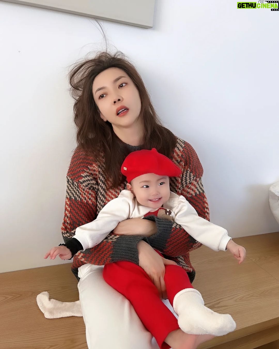 Seo Yeong Instagram - 급격히 떨어진 기온, 제일 싫어하는 눈쓰레기때문에 엄청 일하고 잠깐 까페에서 충전, 아...5분 행복했다...🔥 그래도 신소이는 계속 기분좋은것 같아서 다행임😬😬😬 P.s 보람이모의 꼬까옷 선물❤️ #파출부의계절 #겨울산장 #신소이는그저신남 #육아현실 #추위야가라 #근데2주뒤면내년인건가 #ohmygodgodgod Jisan Forest Ski Resort, 지산포레스트리조