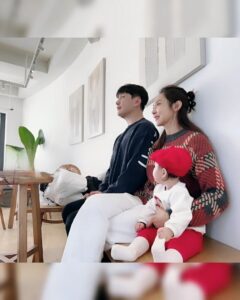 Seo Yeong Instagram - 급격히 떨어진 기온, 제일 싫어하는 눈쓰레기때문에 엄청 일하고 잠깐 까페에서 충전, 아...5분 행복했다...🔥 그래도 신소이는 계속 기분좋은것 같아서 다행임😬😬😬 P.s 보람이모의 꼬까옷 선물❤️ #파출부의계절 #겨울산장 #신소이는그저신남 #육아현실 #추위야가라 #근데2주뒤면내년인건가 #ohmygodgodgod Jisan Forest Ski Resort, 지산포레스트리조