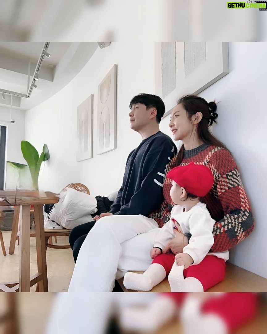 Seo Yeong Instagram - 급격히 떨어진 기온, 제일 싫어하는 눈쓰레기때문에 엄청 일하고 잠깐 까페에서 충전, 아...5분 행복했다...🔥 그래도 신소이는 계속 기분좋은것 같아서 다행임😬😬😬 P.s 보람이모의 꼬까옷 선물❤️ #파출부의계절 #겨울산장 #신소이는그저신남 #육아현실 #추위야가라 #근데2주뒤면내년인건가 #ohmygodgodgod Jisan Forest Ski Resort, 지산포레스트리조