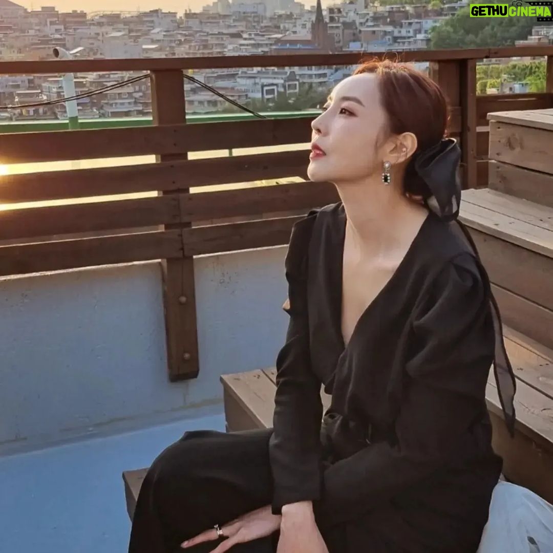 Seo Yeong Instagram - 남편이 며칠전 출근해서 동영상을 보내줬어요. 영상속엔 어둠속에서 어떤 남자가 코를 드렁드렁 골고 있어서 뭐하는 놈이냐고 물었지요. 근데...그게 나였다..는... 하ㅠ 남편도 나때문에 직업이 많아져서 너무 피곤한 삶을 사느라 잘때 코를 엄청 골아서 우리소이가 흐느끼며 악몽을 꾸는데ㅋㅋㅋ 세상에 나도 그러고 있던거죠. 그래서 깨달은건...아 무조건 먼저 잠들어야겠구나ㅋㅋㅋ 늦게 잠드는 사람이 잠 설친다ㅋㅋㅋ P.s 요새 계속 우중충한 날씨가 이어지다보니 따뜻한 햇살 비친 사진을 찾아보다가 요게 있네?ㅋㅋㅋ햇살보며 철푸덕 앉아있는 사진만 올릴려다가 남편...음...라뷰😘 #눈치게임 #따뜻한사진 #먼저잠들어야산다 #goodnight