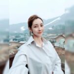 Seo Yeong Instagram – 밤샘촬영할 때도,
결혼, 임신, 출산할 때도,
그리고 현재 육아중일때도…
계속 혼자 기다리라고만 하게 되는 우리 김말리🐶
나랑 둘이 살다가 식구가 넷이 되어버린 사이 우리 말리도 많이 늙었어ㅠ
11년째 내 인생의 모든 일상과 순간, 이벤트에도 늘 옆에 있어주는 우리 말리 너무 고맙고 많이 미안해ㅠ
겨울이면 산장까지 와서 제대로 쉬지도 못하지만 그래도 혼자두는것보단 함께 하자😍
눈이 아닌 비가 와서 무서워하는 김말리는 내가,  오늘따라 유난히 칭얼대는 신소이는 남편이 마크!
비오는 겨울산장은 좀 스산하네ㅠ
#familytime 
#goodnight Jisan Forest Ski Resort, 지산포레스트리조