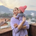 Seo Yeong Instagram - 올겨울도 산장생활 잘 적응중입니다💜 근데 점퍼도 필요없이 실내에 있으면 땀이 뻘뻘나고 밖에 나가면 봄,가을 냄새가 나는게 작년 이맘때 영하 15도로 비상이 걸렸던 때와는 매우 이질감이 드는... 하지만 돌아오는 주말부터는 겨울답게 추워진다는... 근데 또 눈소식이 아닌 비소식만 주구장창 있어서 어느장단에 맞춰야할지 모르겠다는... 어쨌든 그러는 와중에도 겨울에는 무쟈게 바쁜 엄빠를 따라 홍길동이 된 신소이는 무럭무럭 잘 자라는중이에요ㅎ 예상대로 벌써부터 키가 정말 큰 아기가 되고 있습니다😂 P.s 엄마보다는 작기를...나보다 크면 180... #겨울파출부시즌 #내쓰레빠멋있지 #산장에오면많음 #삐빠빠룰라 #숭그리당당숭당당 #2023winter Jisan Forest Ski Resort, 지산포레스트리조