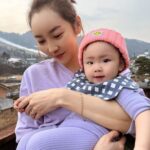Seo Yeong Instagram - 올겨울도 산장생활 잘 적응중입니다💜 근데 점퍼도 필요없이 실내에 있으면 땀이 뻘뻘나고 밖에 나가면 봄,가을 냄새가 나는게 작년 이맘때 영하 15도로 비상이 걸렸던 때와는 매우 이질감이 드는... 하지만 돌아오는 주말부터는 겨울답게 추워진다는... 근데 또 눈소식이 아닌 비소식만 주구장창 있어서 어느장단에 맞춰야할지 모르겠다는... 어쨌든 그러는 와중에도 겨울에는 무쟈게 바쁜 엄빠를 따라 홍길동이 된 신소이는 무럭무럭 잘 자라는중이에요ㅎ 예상대로 벌써부터 키가 정말 큰 아기가 되고 있습니다😂 P.s 엄마보다는 작기를...나보다 크면 180... #겨울파출부시즌 #내쓰레빠멋있지 #산장에오면많음 #삐빠빠룰라 #숭그리당당숭당당 #2023winter Jisan Forest Ski Resort, 지산포레스트리조