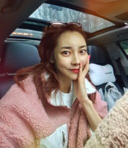 Seo Yeong Instagram - 양쪽집을 왔다갔다 하려니 여길가나 저길가나 청소만 하다가 지쳐버리는 내가 너무 싫어하는 겨울🫠 살이 아주 쭉쭉쭉ㅠ 그래도 신소이는 이쪽집에서 놀고먹고자고 저쪽집가서도 놀고먹고자고 컨디션 최상의 요즘이라 그나마 위안😉 여보 우리만 힘내면 돼...😬😬😬 #부디굳나잇🌙 판교 현대백화점