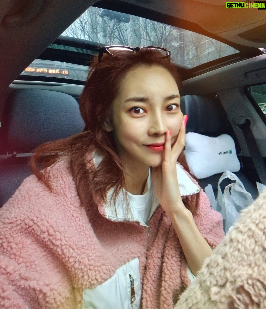 Seo Yeong Instagram - 양쪽집을 왔다갔다 하려니 여길가나 저길가나 청소만 하다가 지쳐버리는 내가 너무 싫어하는 겨울🫠 살이 아주 쭉쭉쭉ㅠ 그래도 신소이는 이쪽집에서 놀고먹고자고 저쪽집가서도 놀고먹고자고 컨디션 최상의 요즘이라 그나마 위안😉 여보 우리만 힘내면 돼...😬😬😬 #부디굳나잇🌙 판교 현대백화점
