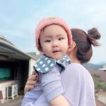Seo Yeong Instagram - 올겨울도 산장생활 잘 적응중입니다💜 근데 점퍼도 필요없이 실내에 있으면 땀이 뻘뻘나고 밖에 나가면 봄,가을 냄새가 나는게 작년 이맘때 영하 15도로 비상이 걸렸던 때와는 매우 이질감이 드는... 하지만 돌아오는 주말부터는 겨울답게 추워진다는... 근데 또 눈소식이 아닌 비소식만 주구장창 있어서 어느장단에 맞춰야할지 모르겠다는... 어쨌든 그러는 와중에도 겨울에는 무쟈게 바쁜 엄빠를 따라 홍길동이 된 신소이는 무럭무럭 잘 자라는중이에요ㅎ 예상대로 벌써부터 키가 정말 큰 아기가 되고 있습니다😂 P.s 엄마보다는 작기를...나보다 크면 180... #겨울파출부시즌 #내쓰레빠멋있지 #산장에오면많음 #삐빠빠룰라 #숭그리당당숭당당 #2023winter Jisan Forest Ski Resort, 지산포레스트리조