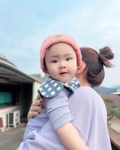 Seo Yeong Instagram - 올겨울도 산장생활 잘 적응중입니다💜 근데 점퍼도 필요없이 실내에 있으면 땀이 뻘뻘나고 밖에 나가면 봄,가을 냄새가 나는게 작년 이맘때 영하 15도로 비상이 걸렸던 때와는 매우 이질감이 드는... 하지만 돌아오는 주말부터는 겨울답게 추워진다는... 근데 또 눈소식이 아닌 비소식만 주구장창 있어서 어느장단에 맞춰야할지 모르겠다는... 어쨌든 그러는 와중에도 겨울에는 무쟈게 바쁜 엄빠를 따라 홍길동이 된 신소이는 무럭무럭 잘 자라는중이에요ㅎ 예상대로 벌써부터 키가 정말 큰 아기가 되고 있습니다😂 P.s 엄마보다는 작기를...나보다 크면 180... #겨울파출부시즌 #내쓰레빠멋있지 #산장에오면많음 #삐빠빠룰라 #숭그리당당숭당당 #2023winter Jisan Forest Ski Resort, 지산포레스트리조