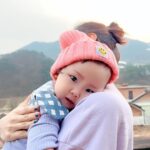 Seo Yeong Instagram – 올겨울도 산장생활 잘 적응중입니다💜
근데 점퍼도 필요없이 실내에 있으면 땀이 뻘뻘나고 밖에 나가면 봄,가을 냄새가 나는게 작년 이맘때 영하 15도로 비상이 걸렸던 때와는 매우 이질감이 드는…
하지만 돌아오는 주말부터는 겨울답게 추워진다는…
근데 또 눈소식이 아닌 비소식만 주구장창 있어서 어느장단에 맞춰야할지 모르겠다는…
어쨌든 그러는 와중에도 겨울에는 무쟈게 바쁜 엄빠를 따라 홍길동이 된 신소이는 무럭무럭 잘 자라는중이에요ㅎ
예상대로 벌써부터 키가 정말 큰 아기가 되고 있습니다😂
P.s 엄마보다는 작기를…나보다 크면 180…
#겨울파출부시즌
#내쓰레빠멋있지
#산장에오면많음
#삐빠빠룰라
#숭그리당당숭당당 
#2023winter Jisan Forest Ski Resort, 지산포레스트리조