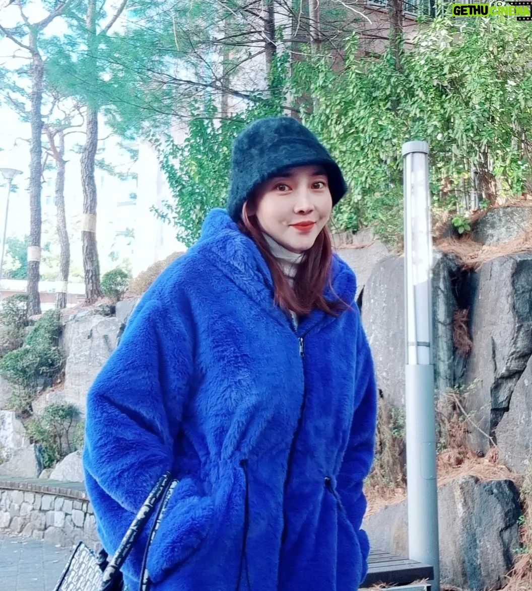 Seo Yeong Instagram - 아 며칠만에 집에 왔는데 산장이 더 따뜻하네 너무 추운 너무 싫은 겨울🥶 #겨울가라쫌 #봄아와라🌸 #덜덜덜 #달달달 #감기조심 #나이드니보조개가더들어가는데 #슬픈현상이군 #2023winter