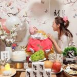 Seo Yeong Instagram - 1년전 11월 24일 오후 3시 9분. 신소이 탄생🤍 오늘 같은 시간에 남편과 둘이 셀프돌상 차리고 셀프촬영🖤 소이 봐가면서 하려니 많이 놓치고 미숙했지만 그래도 집에서 직접 우당탕탕 치르니 더 뜻깊었다~ 1년동안 아픈데 없이 진짜 건강하게 지내온 딸, 앞으로도 지금처럼만 커주길❤️ P.s 모두가 소이 돌 축하해줄때 1년간 고생했다며 날 챙겨주는 착하고 다정한 남편, 여보 드디어 1년이 지났어! 이제 19년 남았어ㅋ 잘해보자! 내년엔 나 본업 좀 하고올게ㅋㅋㅋ #돌끝맘 #행사끝 #홀가분 #눈누난나 #내일은예방접종이다 #mylovelydaughter #alliswell
