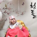 Seo Yeong Instagram – 1년전 11월 24일 오후 3시 9분.
신소이 탄생🤍
오늘 같은 시간에 남편과 둘이 셀프돌상 차리고 셀프촬영🖤
소이 봐가면서 하려니 많이 놓치고 미숙했지만 그래도 집에서 직접 우당탕탕 치르니 더 뜻깊었다~ 
1년동안 아픈데 없이 진짜 건강하게 지내온 딸, 앞으로도 지금처럼만 커주길❤️
P.s 모두가 소이 돌 축하해줄때 1년간 고생했다며 날 챙겨주는 착하고 다정한 남편, 여보 드디어 1년이 지났어! 이제 19년 남았어ㅋ
잘해보자! 내년엔 나 본업 좀 하고올게ㅋㅋㅋ
#돌끝맘
#행사끝
#홀가분
#눈누난나
#내일은예방접종이다
#mylovelydaughter
#alliswell