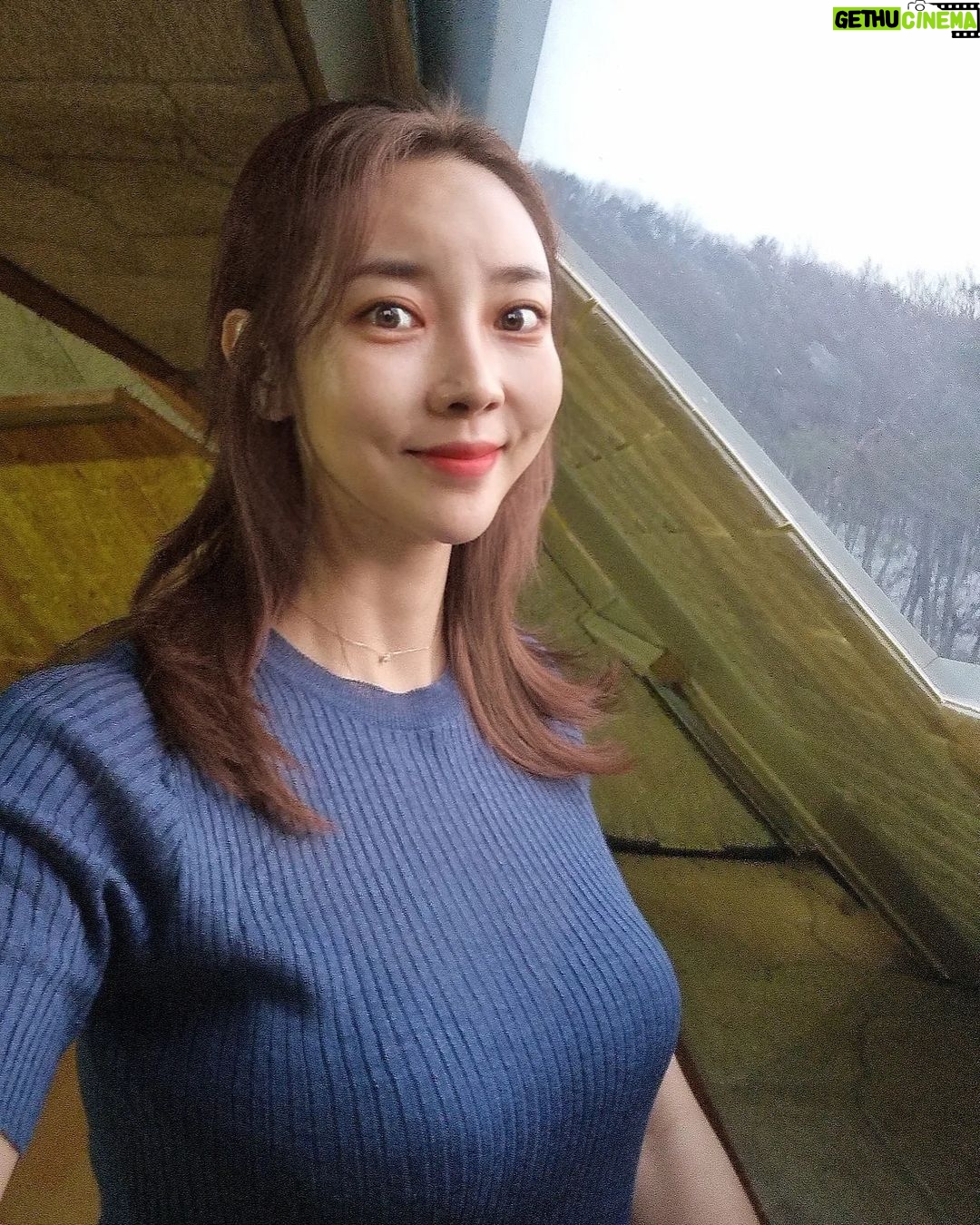 Seo Yeong Instagram - 물론 얼마전까지 미친것같은 한파가 오긴 했었지만 전체적으로 올해 겨울은 작년보다 안추운듯~ 낮엔 계속 영상권인데 따뜻한 겨울이라...음 아니야 그래도 겨울은 겨울이라 싫어하는 맘은 변치않아🥶 이번주는 언제 집에가지? 집에가서 탕후루 일곱개랑 옥수수 두개랑 떡볶이 열개먹어야지 눈누난나😉 #남편이삼겹살안사와서기분안좋음 #내일은사오겠지 #보고있나 #goodnight Jisan Forest Ski Resort, 지산포레스트리조