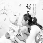 Seo Yeong Instagram - 1년전 11월 24일 오후 3시 9분. 신소이 탄생🤍 오늘 같은 시간에 남편과 둘이 셀프돌상 차리고 셀프촬영🖤 소이 봐가면서 하려니 많이 놓치고 미숙했지만 그래도 집에서 직접 우당탕탕 치르니 더 뜻깊었다~ 1년동안 아픈데 없이 진짜 건강하게 지내온 딸, 앞으로도 지금처럼만 커주길❤️ P.s 모두가 소이 돌 축하해줄때 1년간 고생했다며 날 챙겨주는 착하고 다정한 남편, 여보 드디어 1년이 지났어! 이제 19년 남았어ㅋ 잘해보자! 내년엔 나 본업 좀 하고올게ㅋㅋㅋ #돌끝맘 #행사끝 #홀가분 #눈누난나 #내일은예방접종이다 #mylovelydaughter #alliswell