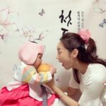 Seo Yeong Instagram - 1년전 11월 24일 오후 3시 9분. 신소이 탄생🤍 오늘 같은 시간에 남편과 둘이 셀프돌상 차리고 셀프촬영🖤 소이 봐가면서 하려니 많이 놓치고 미숙했지만 그래도 집에서 직접 우당탕탕 치르니 더 뜻깊었다~ 1년동안 아픈데 없이 진짜 건강하게 지내온 딸, 앞으로도 지금처럼만 커주길❤️ P.s 모두가 소이 돌 축하해줄때 1년간 고생했다며 날 챙겨주는 착하고 다정한 남편, 여보 드디어 1년이 지났어! 이제 19년 남았어ㅋ 잘해보자! 내년엔 나 본업 좀 하고올게ㅋㅋㅋ #돌끝맘 #행사끝 #홀가분 #눈누난나 #내일은예방접종이다 #mylovelydaughter #alliswell