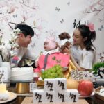 Seo Yeong Instagram - 1년전 11월 24일 오후 3시 9분. 신소이 탄생🤍 오늘 같은 시간에 남편과 둘이 셀프돌상 차리고 셀프촬영🖤 소이 봐가면서 하려니 많이 놓치고 미숙했지만 그래도 집에서 직접 우당탕탕 치르니 더 뜻깊었다~ 1년동안 아픈데 없이 진짜 건강하게 지내온 딸, 앞으로도 지금처럼만 커주길❤️ P.s 모두가 소이 돌 축하해줄때 1년간 고생했다며 날 챙겨주는 착하고 다정한 남편, 여보 드디어 1년이 지났어! 이제 19년 남았어ㅋ 잘해보자! 내년엔 나 본업 좀 하고올게ㅋㅋㅋ #돌끝맘 #행사끝 #홀가분 #눈누난나 #내일은예방접종이다 #mylovelydaughter #alliswell