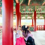 Seo Yeong Instagram – D-1 소이 돌 전야제ㅎ
남편과 동네 공원에서 찰칵📸
너무 추워서 코끝이 빨간데도 천하무적 소이는 컨디션 최상으로 돌 하루전까지 왔다ㅎ
소이를 품은채로 결혼식을 너무 성대하게 치르며 감사하게도 너무 많은 사람들의 축하를 받아서 돌잔치는 셀프로 해주기로 했는데 나날이 발전하는 남편의 사진실력덕에 짧고 굵게 샤샤샥!
이게 더 의미있고 오래 기억에 남을것 같아💗 
내일도 화이팅해서 돌상 잘 차려주자 남편아ㅎ
#한복입은만두
#1년이라니
#감개무량한밤
#myonlyone