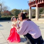 Seo Yeong Instagram – D-1 소이 돌 전야제ㅎ
남편과 동네 공원에서 찰칵📸
너무 추워서 코끝이 빨간데도 천하무적 소이는 컨디션 최상으로 돌 하루전까지 왔다ㅎ
소이를 품은채로 결혼식을 너무 성대하게 치르며 감사하게도 너무 많은 사람들의 축하를 받아서 돌잔치는 셀프로 해주기로 했는데 나날이 발전하는 남편의 사진실력덕에 짧고 굵게 샤샤샥!
이게 더 의미있고 오래 기억에 남을것 같아💗 
내일도 화이팅해서 돌상 잘 차려주자 남편아ㅎ
#한복입은만두
#1년이라니
#감개무량한밤
#myonlyone