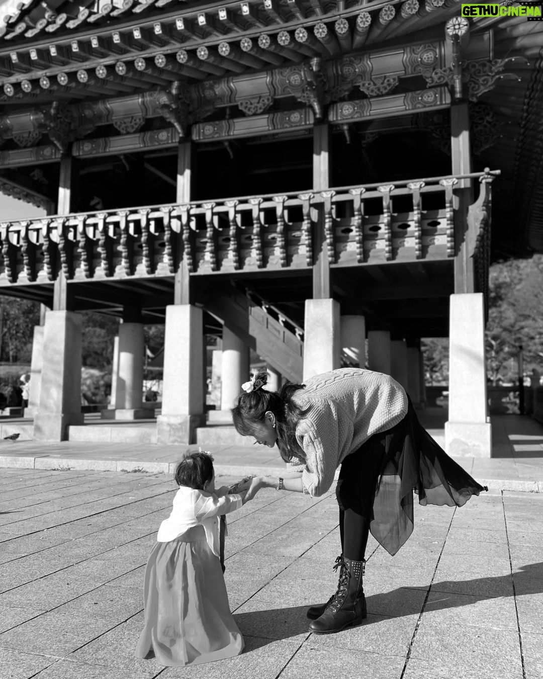 Seo Yeong Instagram - D-1 소이 돌 전야제ㅎ 남편과 동네 공원에서 찰칵📸 너무 추워서 코끝이 빨간데도 천하무적 소이는 컨디션 최상으로 돌 하루전까지 왔다ㅎ 소이를 품은채로 결혼식을 너무 성대하게 치르며 감사하게도 너무 많은 사람들의 축하를 받아서 돌잔치는 셀프로 해주기로 했는데 나날이 발전하는 남편의 사진실력덕에 짧고 굵게 샤샤샥! 이게 더 의미있고 오래 기억에 남을것 같아💗 내일도 화이팅해서 돌상 잘 차려주자 남편아ㅎ #한복입은만두 #1년이라니 #감개무량한밤 #myonlyone