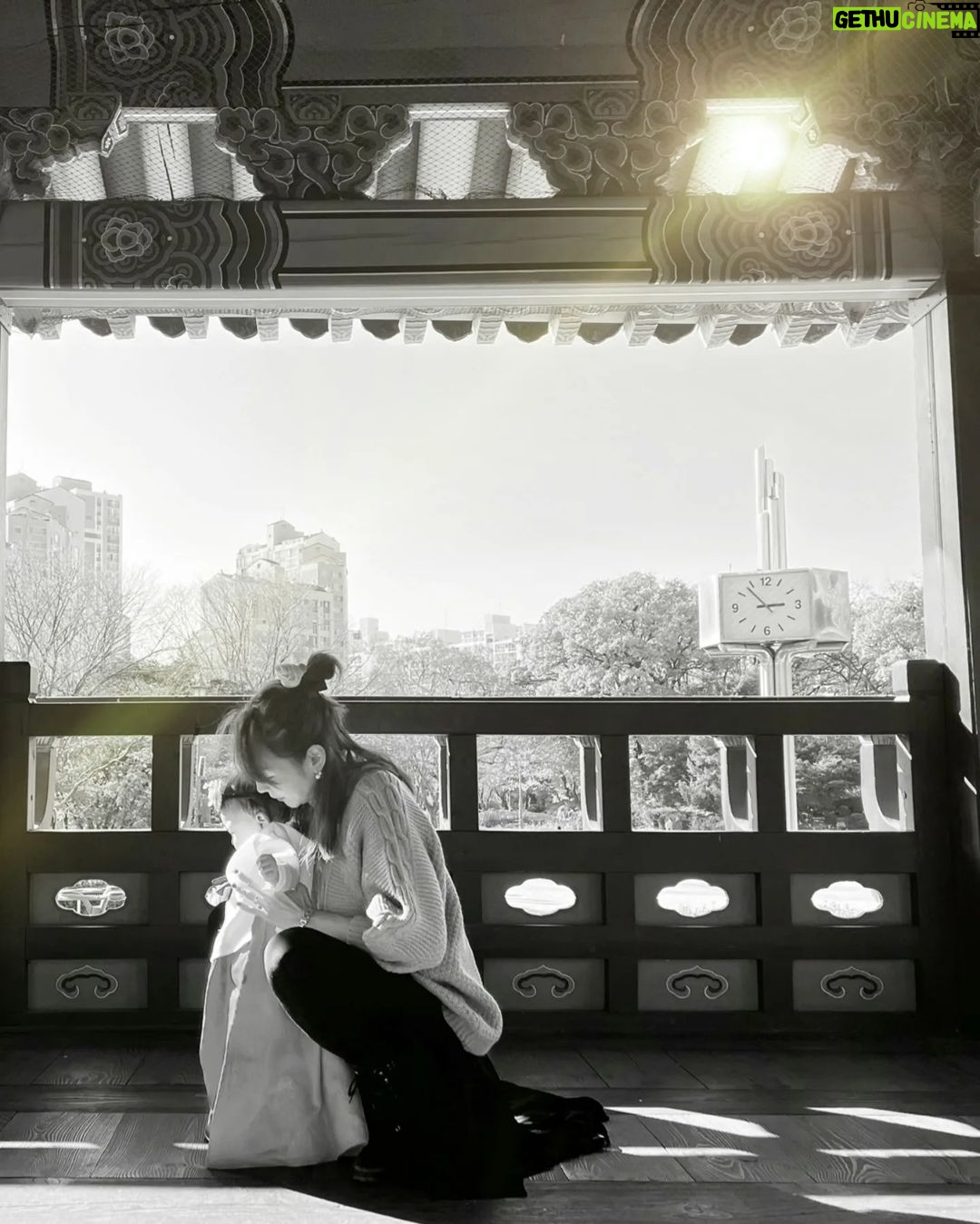Seo Yeong Instagram - D-1 소이 돌 전야제ㅎ 남편과 동네 공원에서 찰칵📸 너무 추워서 코끝이 빨간데도 천하무적 소이는 컨디션 최상으로 돌 하루전까지 왔다ㅎ 소이를 품은채로 결혼식을 너무 성대하게 치르며 감사하게도 너무 많은 사람들의 축하를 받아서 돌잔치는 셀프로 해주기로 했는데 나날이 발전하는 남편의 사진실력덕에 짧고 굵게 샤샤샥! 이게 더 의미있고 오래 기억에 남을것 같아💗 내일도 화이팅해서 돌상 잘 차려주자 남편아ㅎ #한복입은만두 #1년이라니 #감개무량한밤 #myonlyone