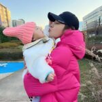 Seo Yeong Instagram - 내가 너무 싫어하는 추운 겨울😬 그래도 소이,말리 바람쐬게 하려구 산책! 예전엔 내 사진 찍어주며 예쁘다예쁘다해주던 남편은 이제 온리 소이바라기❤️ 소이사진 찍을때마다 아주 작품사진 찍는줄ㅋㅋ #딸바보 #봄은언제오나요 #봄봄봄보로보로봄봄봄 #내사랑발리기다려 #겨울보내고갈게 #한달뒤면한살더먹네 #따뜻한꿈꾸기 #무의식의흐름