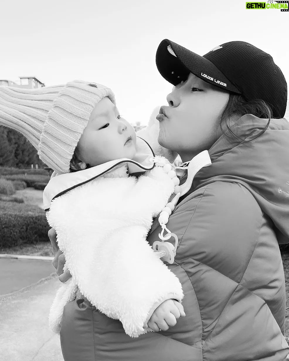Seo Yeong Instagram - 내가 너무 싫어하는 추운 겨울😬 그래도 소이,말리 바람쐬게 하려구 산책! 예전엔 내 사진 찍어주며 예쁘다예쁘다해주던 남편은 이제 온리 소이바라기❤️ 소이사진 찍을때마다 아주 작품사진 찍는줄ㅋㅋ #딸바보 #봄은언제오나요 #봄봄봄보로보로봄봄봄 #내사랑발리기다려 #겨울보내고갈게 #한달뒤면한살더먹네 #따뜻한꿈꾸기 #무의식의흐름