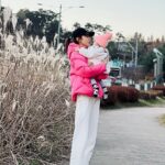 Seo Yeong Instagram - 내가 너무 싫어하는 추운 겨울😬 그래도 소이,말리 바람쐬게 하려구 산책! 예전엔 내 사진 찍어주며 예쁘다예쁘다해주던 남편은 이제 온리 소이바라기❤️ 소이사진 찍을때마다 아주 작품사진 찍는줄ㅋㅋ #딸바보 #봄은언제오나요 #봄봄봄보로보로봄봄봄 #내사랑발리기다려 #겨울보내고갈게 #한달뒤면한살더먹네 #따뜻한꿈꾸기 #무의식의흐름