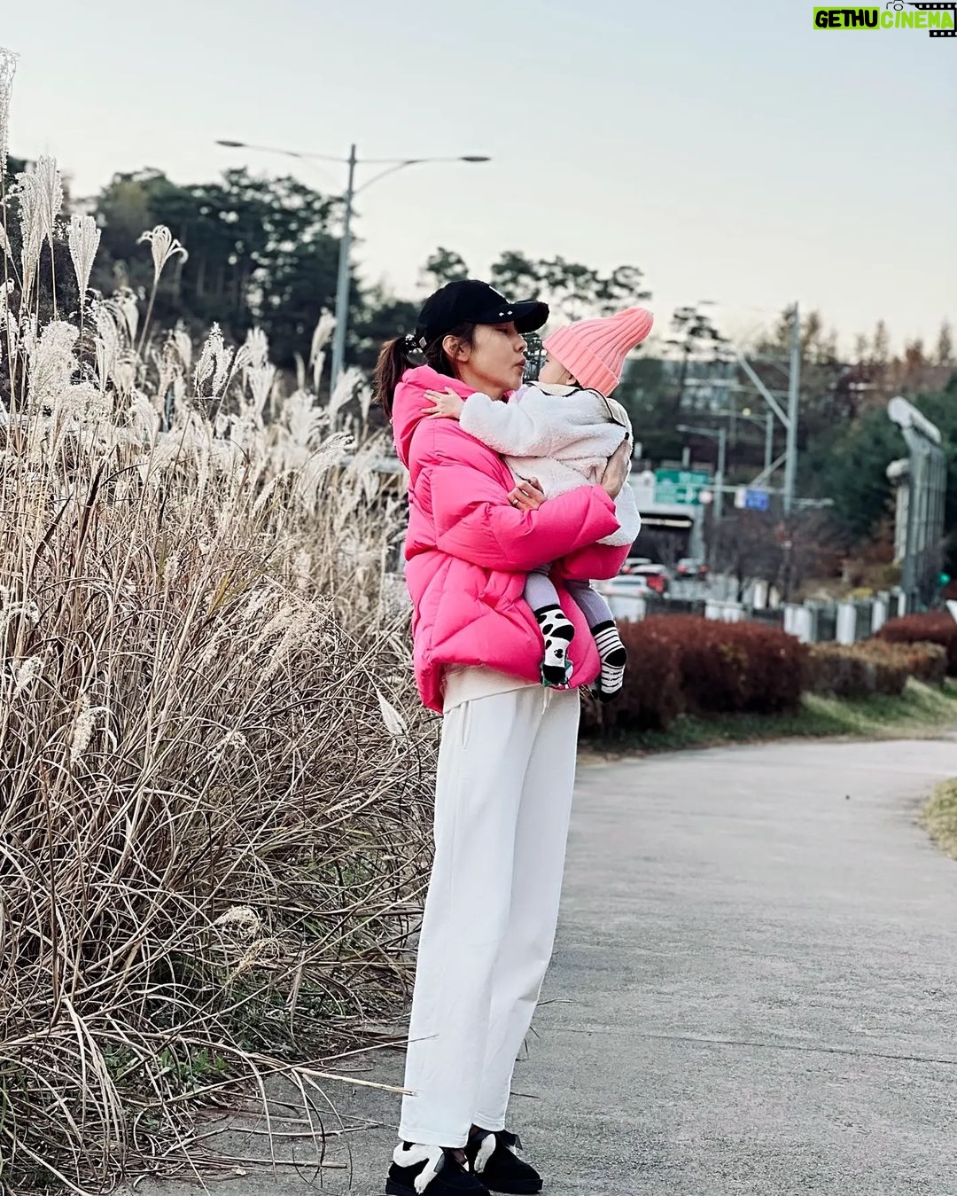 Seo Yeong Instagram - 내가 너무 싫어하는 추운 겨울😬 그래도 소이,말리 바람쐬게 하려구 산책! 예전엔 내 사진 찍어주며 예쁘다예쁘다해주던 남편은 이제 온리 소이바라기❤️ 소이사진 찍을때마다 아주 작품사진 찍는줄ㅋㅋ #딸바보 #봄은언제오나요 #봄봄봄보로보로봄봄봄 #내사랑발리기다려 #겨울보내고갈게 #한달뒤면한살더먹네 #따뜻한꿈꾸기 #무의식의흐름