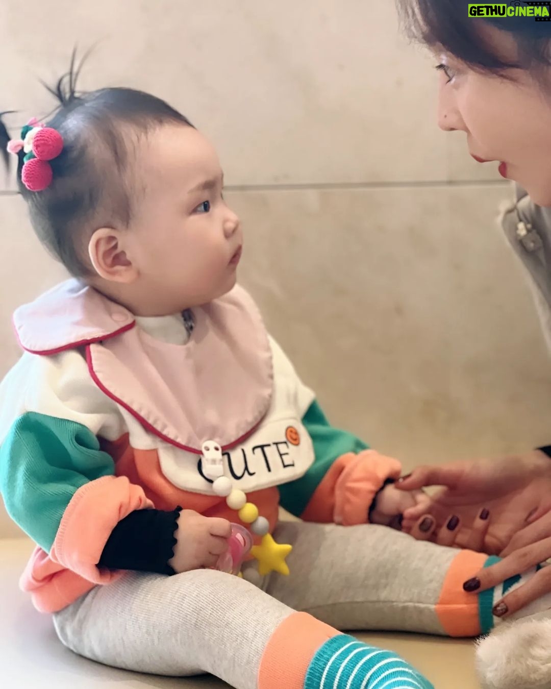 Seo Yeong Instagram - 집에서 보면 엄청 큰것같은데 밖에 나오면 아직 너무 쪼꼬만 만두소이❤️5일뒤면 첫 탄생일~ 돌치레없이 지금처럼만 건강하게 지나가자👶 #겨울아기 #돌아기 #그대이름은만두 #오늘푹자주길 #goodnight