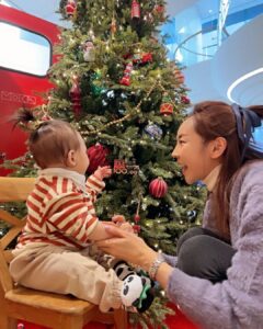 Seo Yeong Instagram - 남편이랑 소이랑 미리 크리스마스🌲며칠후면 드디어 돌아기👶 오늘 너무 추워서 날씨를 죽여버리고 싶었음🔥 #반짝반짝 #체력방전 #그래도메리크리스마스 #goodnight