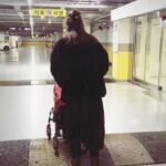 Seo Yeong Instagram - 엄빠가 일년 중 제일 바쁘고 정신없는 시기에 탄생하신 신소이님ㅎ 2주후면 벌써 돌이라니... 틈나는대로 잠깐씩이라도 마트라도 다녀오면서 바깥구경 시켜주려는데 생각보다 관심이 많네?ㅋㅋㅋ #장난감지옥 #돌아기 #너는살찌고엄마는빠지고 #우당탕탕육아 #올겨울도무사히⛄️ #goodnight
