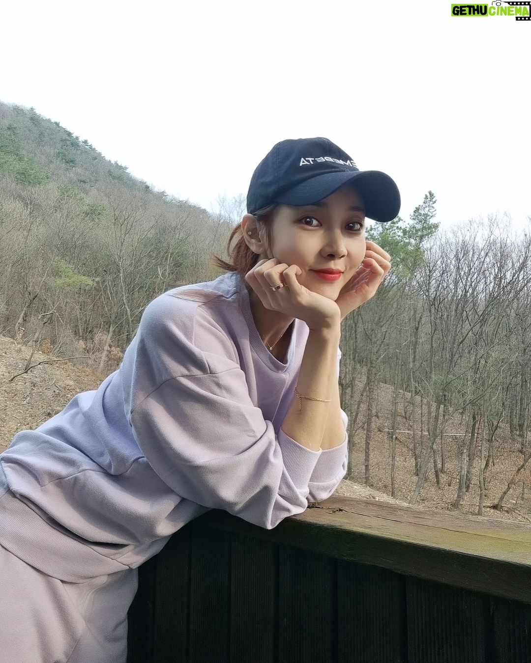 Seo Yeong Instagram - 와...진짜 겨울 싫어하지만 오늘은 그냥 산장 접을까 심각하게 고민함... 겨울, 한파, 눈, 바람으로 인한 동파, 과열, 화재 등등 부모님만 아니었으면 이미 진작에 접었을 애증의 산장... 후... 진짜 그만 추워라. 꺼져주라 제발 여기가 북극이냐🥶🥶🥶 #역대급하루 #스스로대견한하루 #할줄아는것이많아지지만 #원하지않는다 #아무것도모르고싶다 #집에보내주세요 #언제봄오나요 #hardworkingday Jisan Forest Ski Resort, 지산포레스트리조