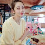 Seo Yeong Instagram - 1. 나,신소이,김말리의 산장라이프. 2. 엎드려뻗쳐하고 있는 신소이찾기. 3. 고단한 애개육아. 4. 말리가 좋은 소이와 그런 소이가 개부담스러운 김말리. 5. 소보루빵이 되가는 김말리. 6. 지켜보고 있다.(엄마도 화장실 좀 가자🔥) 나도 집있는데... 집에 가서 엽떡먹어야하는데... 피곤한 산장🔥🔥🔥 #여보빨리와 #허리두동강나기직전 #애개육아 #합쳐서15키로 #2023끝자락 #haveaniceweek Jisan Forest Ski Resort, 지산포레스트리조