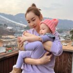 Seo Yeong Instagram - 올겨울도 산장생활 잘 적응중입니다💜 근데 점퍼도 필요없이 실내에 있으면 땀이 뻘뻘나고 밖에 나가면 봄,가을 냄새가 나는게 작년 이맘때 영하 15도로 비상이 걸렸던 때와는 매우 이질감이 드는... 하지만 돌아오는 주말부터는 겨울답게 추워진다는... 근데 또 눈소식이 아닌 비소식만 주구장창 있어서 어느장단에 맞춰야할지 모르겠다는... 어쨌든 그러는 와중에도 겨울에는 무쟈게 바쁜 엄빠를 따라 홍길동이 된 신소이는 무럭무럭 잘 자라는중이에요ㅎ 예상대로 벌써부터 키가 정말 큰 아기가 되고 있습니다😂 P.s 엄마보다는 작기를...나보다 크면 180... #겨울파출부시즌 #내쓰레빠멋있지 #산장에오면많음 #삐빠빠룰라 #숭그리당당숭당당 #2023winter Jisan Forest Ski Resort, 지산포레스트리조