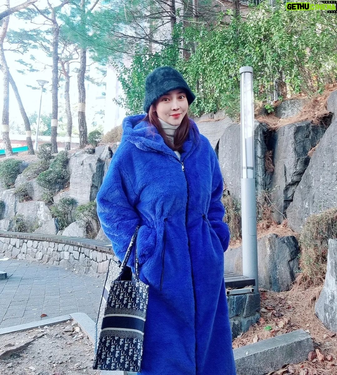 Seo Yeong Instagram - 아 며칠만에 집에 왔는데 산장이 더 따뜻하네 너무 추운 너무 싫은 겨울🥶 #겨울가라쫌 #봄아와라🌸 #덜덜덜 #달달달 #감기조심 #나이드니보조개가더들어가는데 #슬픈현상이군 #2023winter
