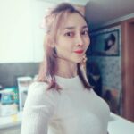 Seo Yeong Instagram - 하루하루가 미션❗️ 소이 낳기전에도 진짜 열심히 살아왔다고 자부하는데 소이가 태어난 뒤론 전과는 비교도 할 수 없을 정도로 매일 전투적인 나날들‼️ 물론 육아 하나만 해도 힘들겠지만 동시에 여러 직업(?)의 일처리를 하다보면 제정신이 아닐때가 많음ㅠ 이제 가족행사는 끝난것 같고 제일 바쁜 겨울대비, 올해도 무사히 잘해보자. #파출부시즌 #콩쥐모드 #겨울이싫어요 #엉엉어우엉엉 #goodnight