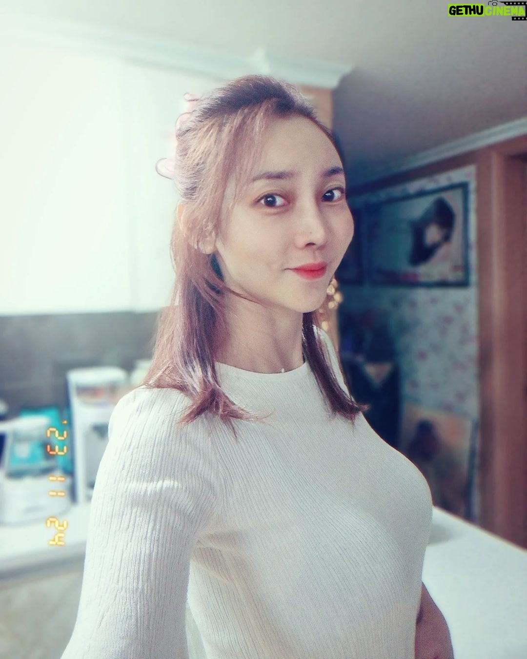 Seo Yeong Instagram - 하루하루가 미션❗️ 소이 낳기전에도 진짜 열심히 살아왔다고 자부하는데 소이가 태어난 뒤론 전과는 비교도 할 수 없을 정도로 매일 전투적인 나날들‼️ 물론 육아 하나만 해도 힘들겠지만 동시에 여러 직업(?)의 일처리를 하다보면 제정신이 아닐때가 많음ㅠ 이제 가족행사는 끝난것 같고 제일 바쁜 겨울대비, 올해도 무사히 잘해보자. #파출부시즌 #콩쥐모드 #겨울이싫어요 #엉엉어우엉엉 #goodnight