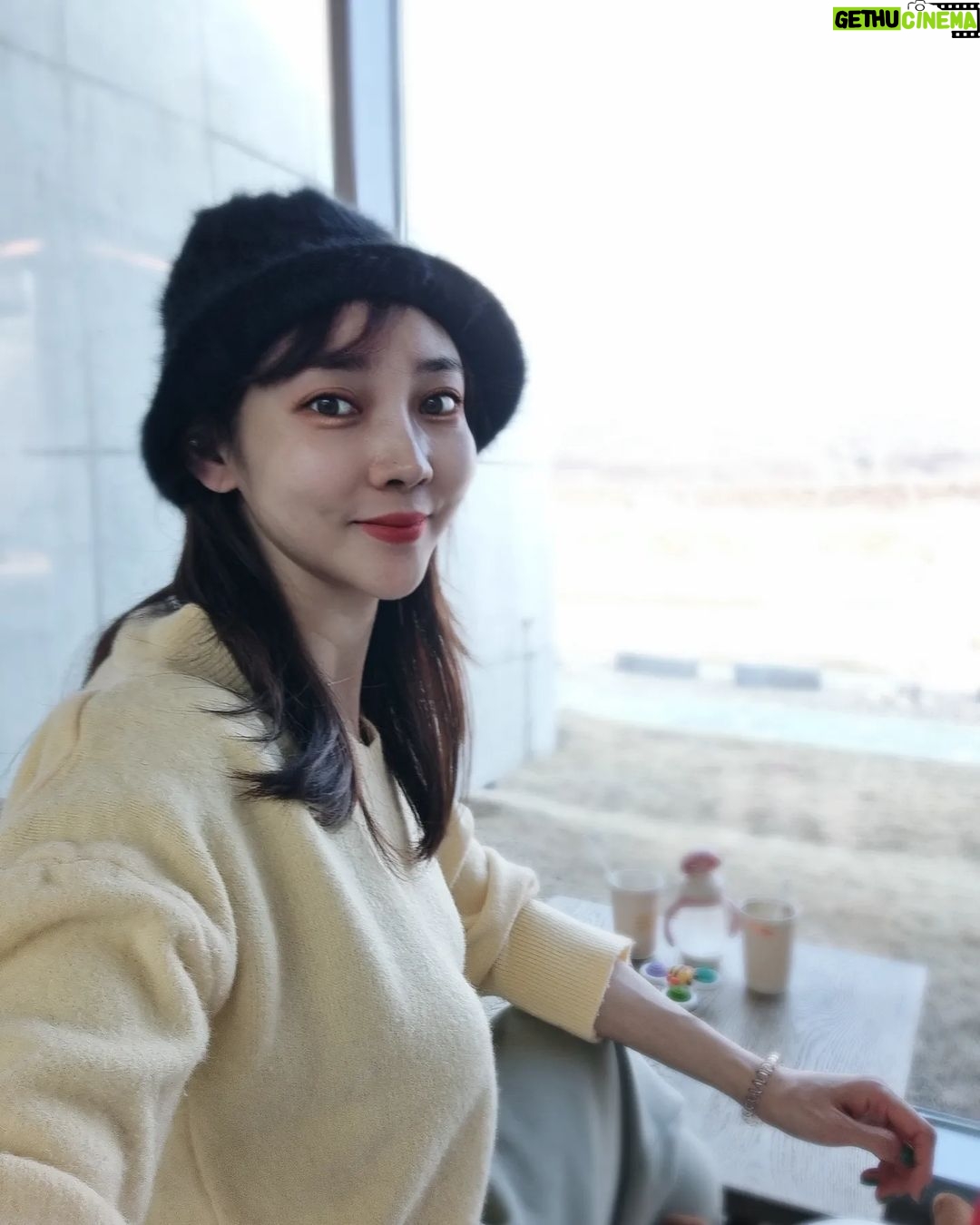 Seo Yeong Instagram - 이유가 어찌되었든 명절에 쉬어본게 처음인 나ㅎ 남편과 소이와 근처 핫한 까페에서 바람도 쐬고 힐링🩵 P.s 엄빠 사진찍는동안 소이는 다른 사람들에게 안녕👋하며 재롱떠는중ㅎ 소이사진도 올려야지ㅎ #쉬니까좋다 #컨디션회복주간 #남편고마워 #goodpic