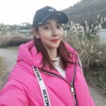 Seo Yeong Instagram - 내가 너무 싫어하는 추운 겨울😬 그래도 소이,말리 바람쐬게 하려구 산책! 예전엔 내 사진 찍어주며 예쁘다예쁘다해주던 남편은 이제 온리 소이바라기❤️ 소이사진 찍을때마다 아주 작품사진 찍는줄ㅋㅋ #딸바보 #봄은언제오나요 #봄봄봄보로보로봄봄봄 #내사랑발리기다려 #겨울보내고갈게 #한달뒤면한살더먹네 #따뜻한꿈꾸기 #무의식의흐름