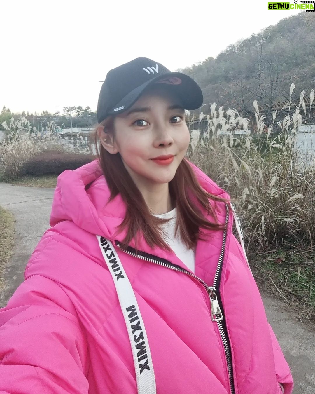 Seo Yeong Instagram - 내가 너무 싫어하는 추운 겨울😬 그래도 소이,말리 바람쐬게 하려구 산책! 예전엔 내 사진 찍어주며 예쁘다예쁘다해주던 남편은 이제 온리 소이바라기❤️ 소이사진 찍을때마다 아주 작품사진 찍는줄ㅋㅋ #딸바보 #봄은언제오나요 #봄봄봄보로보로봄봄봄 #내사랑발리기다려 #겨울보내고갈게 #한달뒤면한살더먹네 #따뜻한꿈꾸기 #무의식의흐름