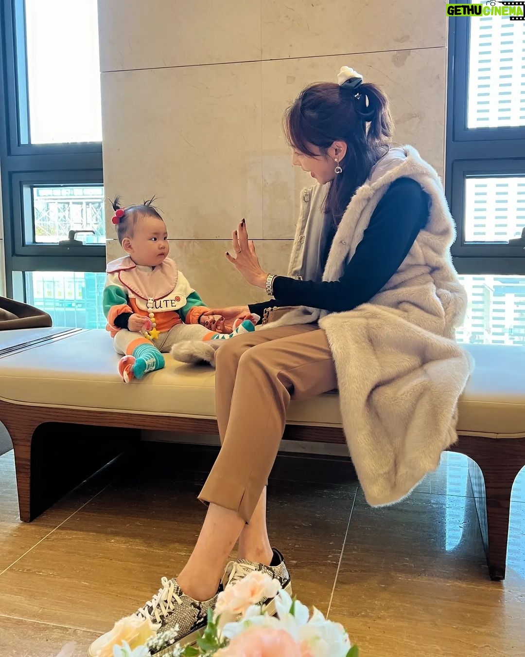 Seo Yeong Instagram - 집에서 보면 엄청 큰것같은데 밖에 나오면 아직 너무 쪼꼬만 만두소이❤️5일뒤면 첫 탄생일~ 돌치레없이 지금처럼만 건강하게 지나가자👶 #겨울아기 #돌아기 #그대이름은만두 #오늘푹자주길 #goodnight