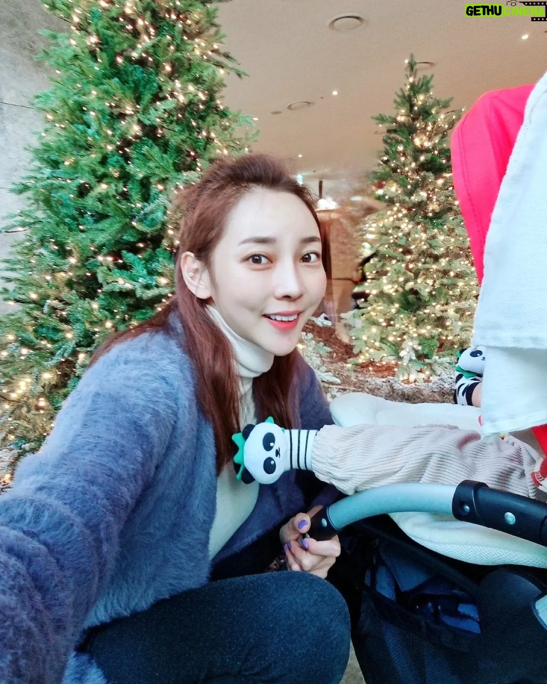 Seo Yeong Instagram - 소이빨래 건조기만 돌리면 육퇴인데 배가 너무 고픈데 몸은 일으키질 못할만큼 너덜너덜한데 그래도 일으켜서 라면을 끓여먹고 잔다? 아님 버티다 잔다? #몸이두개였으면좋겠다 #세개면더좋고 #2023winter