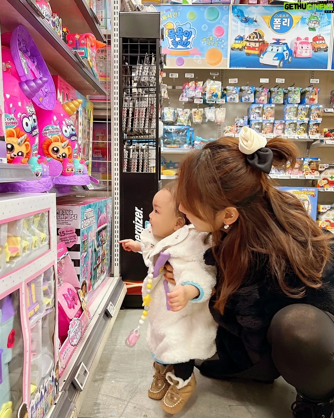 Seo Yeong Instagram - 엄빠가 일년 중 제일 바쁘고 정신없는 시기에 탄생하신 신소이님ㅎ 2주후면 벌써 돌이라니... 틈나는대로 잠깐씩이라도 마트라도 다녀오면서 바깥구경 시켜주려는데 생각보다 관심이 많네?ㅋㅋㅋ #장난감지옥 #돌아기 #너는살찌고엄마는빠지고 #우당탕탕육아 #올겨울도무사히⛄️ #goodnight