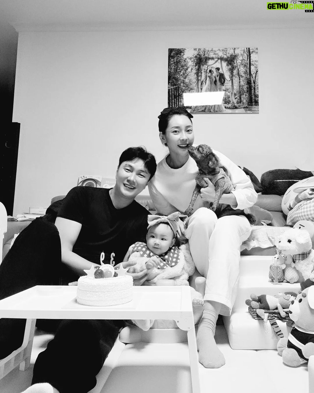 Seo Yeong Instagram - 11.09 사랑하는 남편의 생일❤️ 소이와 맞는 첫번째 남편생일❤️ 여유로운 생일날은 역시나 없지만 우당탕탕 외식도, 케익도 불었다ㅋ 남편! 분명 생일 축하한거야?ㅋ 난 했어 분명히ㅋ #무조건주인공은우리딸 #남편삼십대네 #좋겠네 #암튼생일은끝났어 #육퇴는진행중 #happybirthdaytoyou