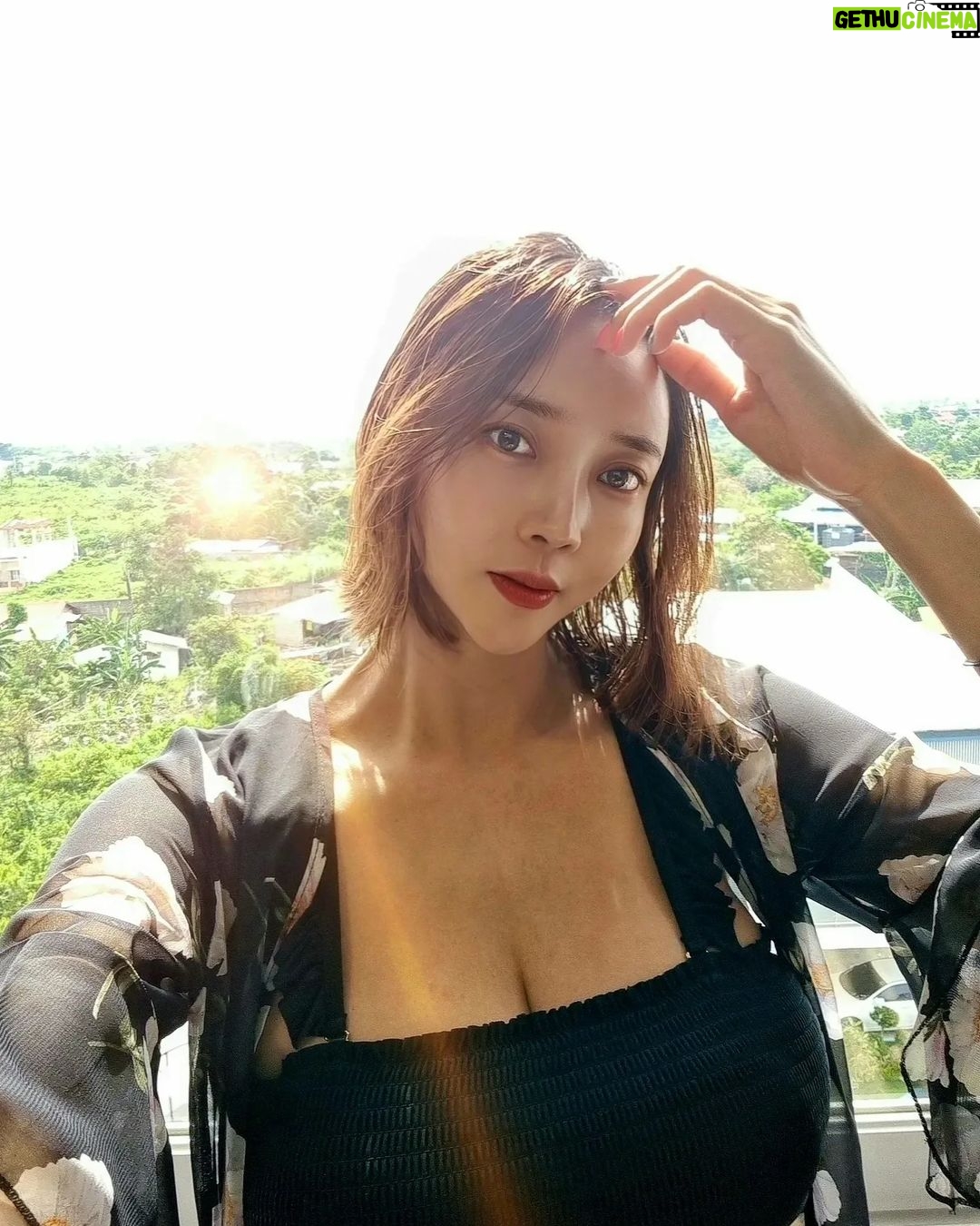 Seo Yeong Instagram - 겨울을 너무너무 싫어하는 난, 사계절의 매력을 전혀 못 느끼기에 찬바람부는 요즘 매일 생각한다. 내사랑 발리야 조금만 기다려라. 소이 어여 키워서 날라갈게🧡 #여름여자 #여름만좋아함 #나머진오든가말든가 #올겨울도무사히⛄️ #벌써작년사진 #추억의밤 #빨래지옥 P.s 여보 내 쟈키쟈키 어디있어? @papa_soyee
